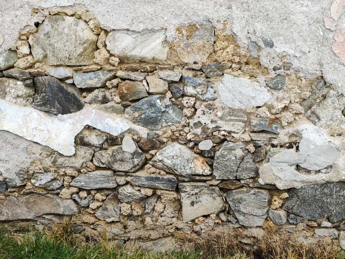 Isolierung von Fundamenten Mischsteinmauerwerk