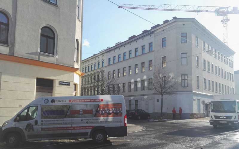 Feuchtigkeitsisolierung in einem Zinshaus in Wien mittels Chrom-Nickel-Stahl, Grizzly